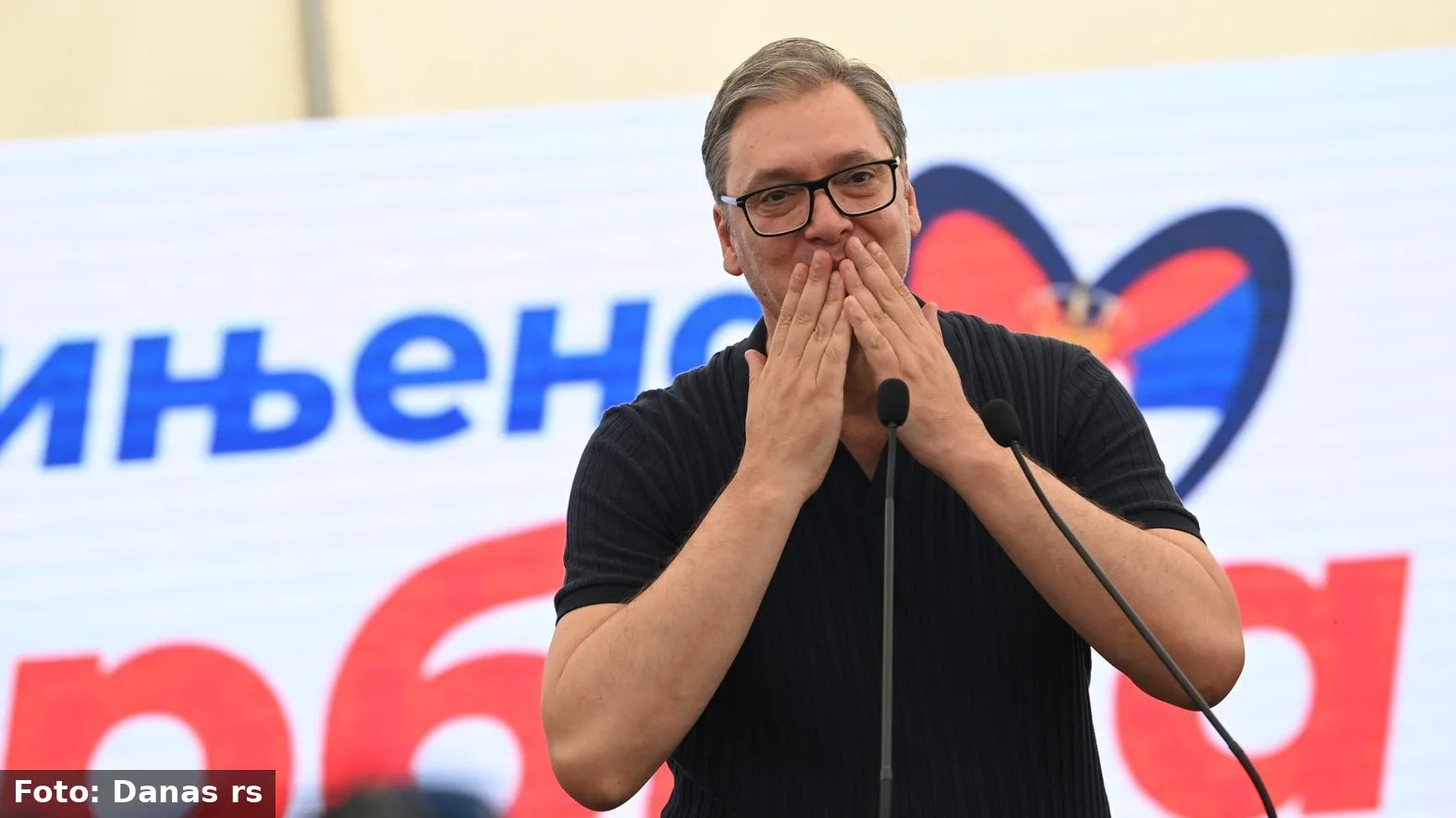 Hvali Ćacilend, govori o „momcima” koji bi se zaleteli na demonstrante i otimanju pištolja: Da li Vučić preti nasiljem pred izbore?